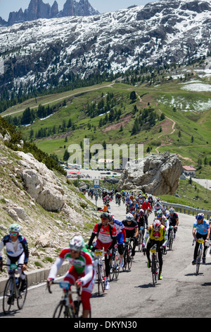 Les cyclistes au-Maratona dles Dolomites, Italie Banque D'Images