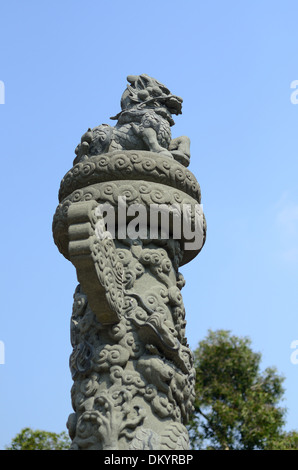 L'ancien lion qui protègent l'entrée du temple chinois Banque D'Images