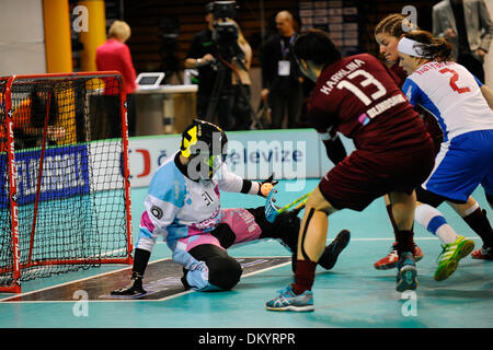 Brno, République tchèque. 9Th Mar, 2013. À partir de la gauche : l'ILGA, Jekabsone Gunita Karklina et Evelina Garbare de Lettonie et Zuzana Halfarova de République tchèque lutte pour la balle durant le Championnat du Monde de floorball groupe B match joué à Brno, en République tchèque, le 9 décembre 2013. © Vaclav Salek/CTK Photo/Alamy Live News Banque D'Images