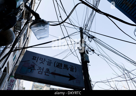 Téléphone encombré et câblage électrique - Séoul, Corée du Sud Banque D'Images