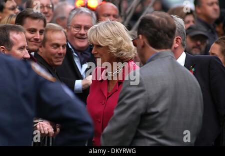 17 septembre 2002 - New York, NEW YORK - LE PRINCE CHARLES ET CAMILLA ( SAR LE PRINCE DE GALLES ET SON ALTESSE ROYALE LA duchesse de Cornouailles ) CONSACRER PIERRE POUR BRITISH MEMORIAL GARDEN À HANOVER SQUARE LE 1 NOVEMBRE 2005 À NEW YORK New York, NEW YORK ANDREA RENAULT, K45747WTO AR.Camilla Parker Bowles(Image Crédit : © Globe Photos/ZUMAPRESS.com) Banque D'Images