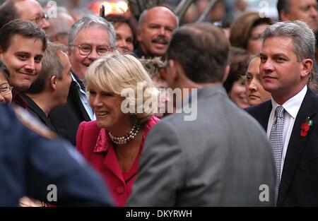 17 septembre 2002 - New York, NEW YORK - LE PRINCE CHARLES ET CAMILLA ( SAR LE PRINCE DE GALLES ET SON ALTESSE ROYALE LA duchesse de Cornouailles ) CONSACRER PIERRE POUR BRITISH MEMORIAL GARDEN À HANOVER SQUARE LE 1 NOVEMBRE 2005 À NEW YORK New York, NEW YORK ANDREA RENAULT, K45747WTO AR.Camilla Parker Bowles(Image Crédit : © Globe Photos/ZUMAPRESS.com) Banque D'Images