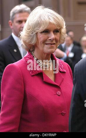 17 septembre 2002 - New York, NEW YORK - LE PRINCE CHARLES ET CAMILLA ( SAR LE PRINCE DE GALLES ET SON ALTESSE ROYALE LA duchesse de Cornouailles ) CONSACRER PIERRE POUR BRITISH MEMORIAL GARDEN À HANOVER SQUARE LE 1 NOVEMBRE 2005 À NEW YORK New York, NEW YORK ANDREA RENAULT, K45747WTO AR.Camilla Parker Bowles(Image Crédit : © Globe Photos/ZUMAPRESS.com) Banque D'Images