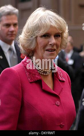 17 septembre 2002 - New York, NEW YORK - LE PRINCE CHARLES ET CAMILLA ( SAR LE PRINCE DE GALLES ET SON ALTESSE ROYALE LA duchesse de Cornouailles ) CONSACRER PIERRE POUR BRITISH MEMORIAL GARDEN À HANOVER SQUARE LE 1 NOVEMBRE 2005 À NEW YORK New York, NEW YORK ANDREA RENAULT, K45747WTO AR.Camilla Parker Bowles(Image Crédit : © Globe Photos/ZUMAPRESS.com) Banque D'Images