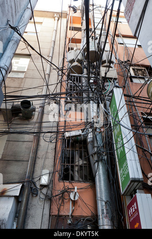 Téléphone encombré et câblage électrique - Séoul, Corée du Sud Banque D'Images