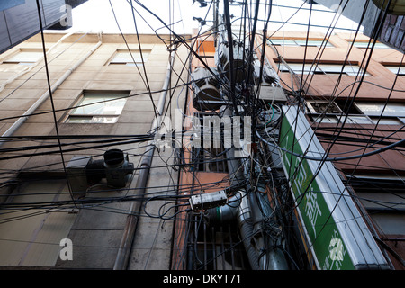 Téléphone encombré et câblage électrique - Séoul, Corée du Sud Banque D'Images