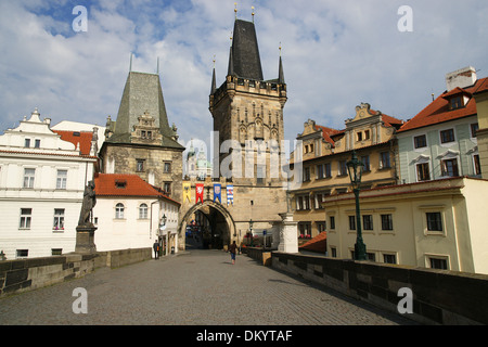 République tchèque. Prague. Le Pont Charles. Vue de la tour du pont à la fin du pont Charles du côté de Malá Strana. Banque D'Images