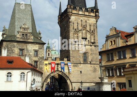 République tchèque. Prague. Le Pont Charles. Vue de la tour du pont à la fin du pont Charles du côté de Malá Strana. Banque D'Images