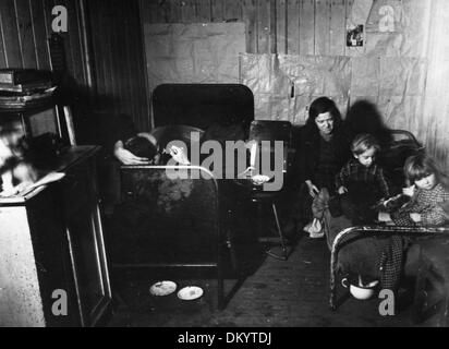 Une famille est photographiée dans un logement provisoire à Reichstrasse à Berlin Spandau après la fin de la guerre en 1945. Les casernes, qui étaient utilisées jusqu'au milieu de 1950ies, étaient appelées « la misère verte » par les Berlinois. Fotoarchiv für Zeitgeschichte Banque D'Images