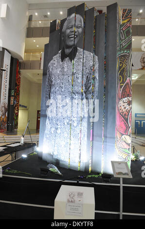Cape Town, Afrique du Sud. Sep 8, 2013. La ville du Cap accueille une exposition photo de l'ancien Président Nelson Mandela dans le Civic Center à Cape Town, Afrique du Sud. Les visiteurs ont également placé des fleurs et messages de condoléances a écrit. Photo par Roger Sedres/ImageSA/Alamy Live News Banque D'Images