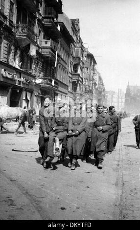 Les soldats de la Wehrmacht allemande sont pris en prison par l'Armée rouge à Berlin, en Allemagne, le 30 avril 1945. Fotoarchiv für Zeitgeschichte Banque D'Images