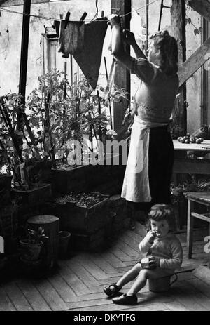 La vie quotidienne après la fin de la guerre en 1945 - vivre entre des plants de tomates, des murs de feu et des fenêtres sans verre: Un appartement dans la Berlicher Strasse à Tempelhof. Fotoarchiv für Zeitgeschichte Banque D'Images