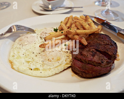 Steak avec des Œufs et des frites Banque D'Images