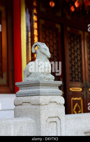 L'antique bouc qui protègent l'entrée du temple chinois Banque D'Images