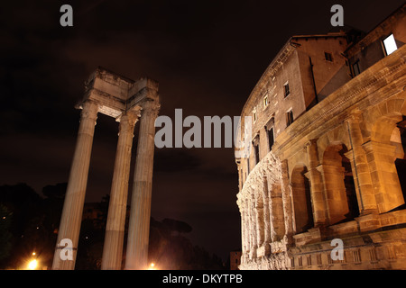 Vue de nuit sur le théâtre de Marcellus, ancien théâtre de plein air à Rome, Italie Banque D'Images