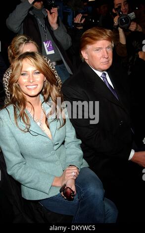 1 juillet 2001 - K41593AR.OLYMPUS FASHION WEEK : '' '' MICHAEL KORS COLLECTION (automne 2005) CELEB DANS BRYANT PARK, NEW YORK CITY.2-9-2005. ANDREA- RENAULT 2005.DONALD ET MELANIA TRUMP(Image Crédit : © Globe Photos/ZUMAPRESS.com) Banque D'Images