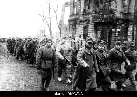 Les soldats de la Wehrmacht allemande sont pris comme prisonniers par l'Armée rouge à Berlin, en Allemagne, en avril 1945. Fotoarchiv für Zeitgeschichte Banque D'Images