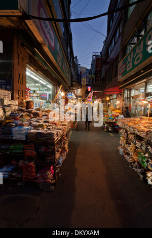 Les magasins traditionnels du marché de nuit - Séoul, Corée du Sud Banque D'Images