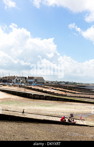 Les personnes bénéficiant de la plage à Whitstable, Kent Banque D'Images