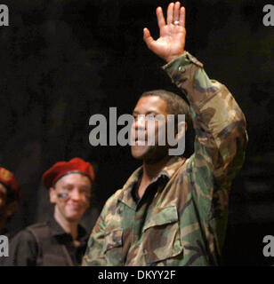 17 février 2002 - K42545AR.Curtain Call pour Denzel Washington '' JULES CÉSAR '' SOIRÉE D'OUVERTURE À BROADWAY AU THÉÂTRE BELASCO, NEW YORK CITY .4-03-2005. ANDREA 2005- RENAULT.(Image Crédit : © Globe Photos/ZUMAPRESS.com) Banque D'Images