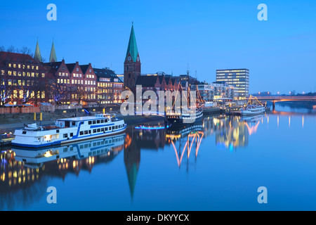 Rivière dans Beremn ville dans le crépuscule pendant Noël, Allemagne Banque D'Images