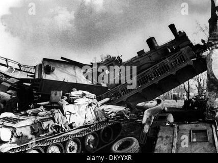 Fin de la guerre à Berlin en 1945 - un char est photographié sous un pont ferroviaire écrasé. 140 des 225 ponts de Berlin ont été emparés par les escadrons allemands de démolition en 1945. Fotoarchiv für Zeitgeschichte Banque D'Images
