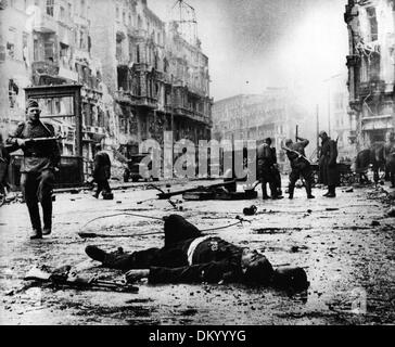 Un soldat mort de la Wehrmacht allemande avec une croix de fer est photographié dans une rue occupée par des soldats soviétiques à Berlin, en Allemagne, en avril/mai 1945. Fotoarchiv für Zeitgeschichte Banque D'Images