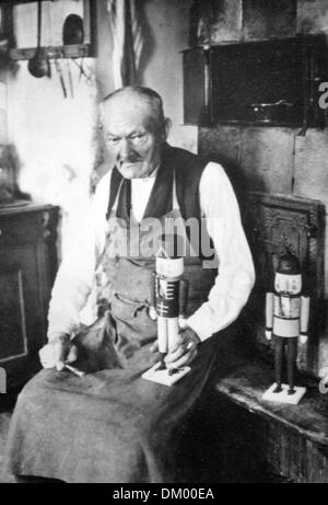 Une photographie ancienne, non datée montre Wilhelm Fürster avec deux cassenoix en bois dans son atelier à Seiffen dans les Monts Métallifères. Au début du 18e siècle, la première de Casse-Noisette a été produit dans l'Füchter atelier. La carte maîtresse qu'ils ont produit dans la forme des rois, les mineurs, et les sultans et peint avec beaucoup de couleurs. Photo : private Banque D'Images