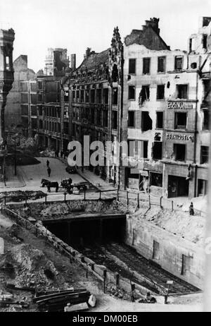 Vue sur la station de U-Bahn Hausvogteiplatz, détruite pendant la Seconde Guerre mondiale, à Berlin, en Allemagne, en 1946. Fotoarchiv für Zeitgeschichte Banque D'Images