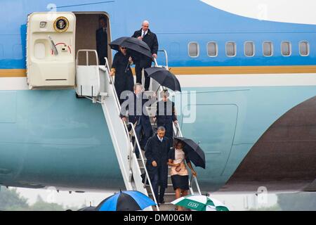 Pretoria, Afrique du Sud. Dec 10, 2013. Le président américain Barack Obama, Michelle Obama, George W. Bush, Laura Bush et Hilary Clinton arrivent à la base aérienne de Waterkloof Airport le 10 décembre 2013 à Pretoria, Afrique du Sud. Les chefs d'État étrangers et des dignitaires se dirigent vers l'Afrique du Sud de l'ancien président Nelson Mandela's Funeral sur Décembre 15, 2013.Theana Breugem/Foto24/Gallo/Alamy Live News Banque D'Images