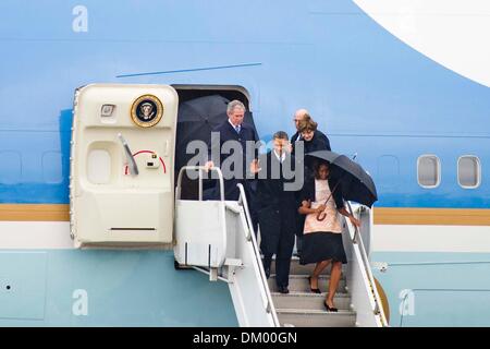 Pretoria, Afrique du Sud. Dec 10, 2013. Le président américain Barack Obama, Michelle Obama, George W. Bush, Laura Bush et Hilary Clinton arrivent à la base aérienne de Waterkloof Airport le 10 décembre 2013 à Pretoria, Afrique du Sud. Les chefs d'État étrangers et des dignitaires se dirigent vers l'Afrique du Sud de l'ancien président Nelson Mandela's Funeral sur Décembre 15, 2013.Theana Breugem/Foto24/Gallo/Alamy Live News Banque D'Images