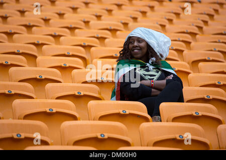 Soweto, Afrique du Sud. Dec 10, 2013. Une femme assise sous la pluie à l'ancien Président Nelson Mandela's service commémoratif au FNB Stadium de Johannesburg, le 10 décembre 2013 à Soweto, Afrique du Sud. Le père de la Nation est décédé paisiblement le soir du 5 décembre 2013 à son domicile à Houghton en famille. Il sera enterré à Qunu pour les funérailles d'État le 15 décembre 2013. Credit : Gallo images/Alamy Live News Banque D'Images