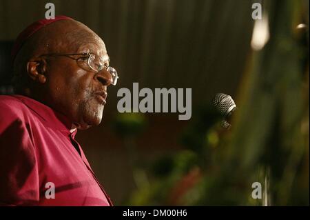 Johannesburg, Afrique du Sud. 9Th Mar, 2013. L'archevêque émérite Desmond Tutu lors d'un hommage spécial en l'honneur de Nelson Mandela au centre Mandela de mémoire le 9 décembre 2013 à Johannesburg, Afrique du Sud. Le père de la Nation, Tata Madiba, est décédé paisiblement le soir du 5 décembre 2013 à son domicile à Houghton en famille. Il sera déposé dans sa ville natale, Qunu, le 15 décembre 2013. (Photo par Gallo / images / Sowetan Mohau Mofokeng) Banque D'Images