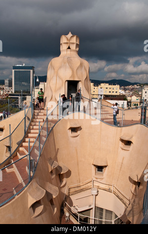 Terrasse sur le toit, la Casa Mila, ou La Pedrera, par Antoni Gaudi, Barcelone, Catalogne, Espagne Banque D'Images