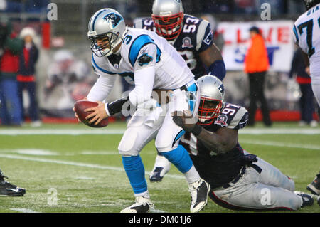 13 déc 2009 - Foxborough, Massachusetts, United States - 13décembre2009 : Nouvelle Angleterre joueur défensif Patriot Jarvis Vert # 97 sacks Carolina Panthers Quarterback Matt Moore # 3. Le New England Patriots défait les Panthers 20-10 au Stade Gillette à Foxborough, Massachusetts. (Crédit Image : © Margaret Bowles/ZUMApress.com) Southcreek/mondial Banque D'Images