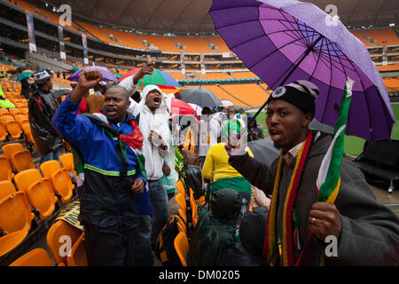 Soweto, Afrique du Sud. Dec 10, 2013. Les Africains du Sud la danse dans la pluie à l'ancien Président Nelson Mandela's service commémoratif au FNB Stadium de Johannesburg, le 10 décembre 2013 à Soweto, Afrique du Sud. Le père de la Nation est décédé paisiblement le soir du 5 décembre 2013 à son domicile à Houghton en famille. Il sera enterré à Qunu pour les funérailles d'État le 15 décembre 2013. Credit : Gallo images/Alamy Live News Banque D'Images