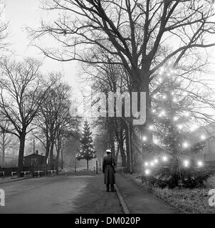 Vue de l'arbre de Noël à l'intérieur de la frontière allemande sur Berliner Strasse, près de Hermsdorf - un arbre de Noël est représenté sur le côté West-Berlinian (r), une autre dans le secteur soviétique, en décembre 1958. Photo:zbarchiv Banque D'Images