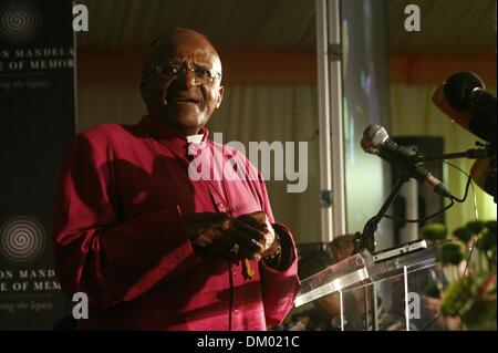 Johannesburg, Afrique du Sud. 9Th Mar, 2013. L'archevêque émérite Desmond Tutu lors d'un hommage spécial en l'honneur de Nelson Mandela au centre Mandela de mémoire le 9 décembre 2013 à Johannesburg, Afrique du Sud. Le père de la Nation, Tata Madiba, est décédé paisiblement le soir du 5 décembre 2013 à son domicile à Houghton en famille. Il sera déposé dans sa ville natale, Qunu, le 15 décembre 2013. (Photo par Gallo / images / Sowetan Mohau Mofokeng) Banque D'Images