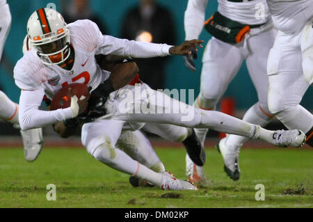 Le 29 décembre 2009 - Orlando, Floride, USA - 29 décembre 2009 : Miami (FL) quarterback Jacory Harris # 12 est limogé. Le Wisconsin Badgers défait les Miami Hurricanes 20-14 dans le champs Sport cuve au Citrus Bowl d'Orlando en Floride (crédit Image : © Margaret Bowles/ZUMApress.com) Southcreek/mondial Banque D'Images