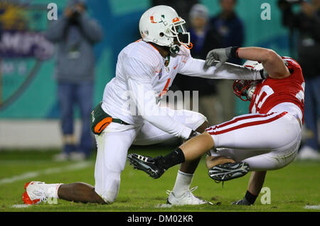 Le 29 décembre 2009 - Orlando, Floride, USA - 29 décembre 2009 : Miami (FL) arrière défensif Brandon Harris # 1 donne un push à Wisconsin frustrés Adam évoluait Hampton # 25. Le Wisconsin Badgers défait les Miami Hurricanes 20-14 dans le champs Sport cuve au Citrus Bowl d'Orlando en Floride (crédit Image : © Margaret Bowles/ZUMApress.com) Southcreek/mondial Banque D'Images