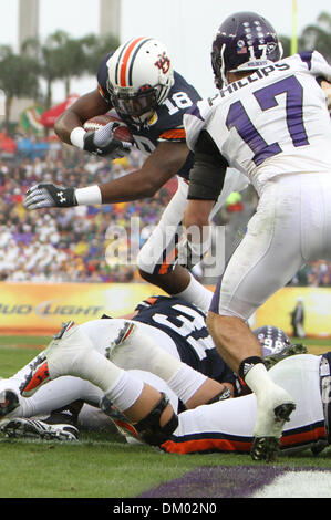 31 décembre 2009 - Tampa, Florida, USA - 1 janvier 2010 : Auburn receveur Kodi Burns vaults dans l'endzone pour la première Auburn touchdown. # 18 l'Auburn Tigers ont conduit le nord-ouest à la mi-temps 21-7 Wildcats dans l'Outback Bowl chez Raymond James Stadium de Tampa, Floride. (Crédit Image : © Margaret Bowles/ZUMApress.com) Southcreek/mondial Banque D'Images