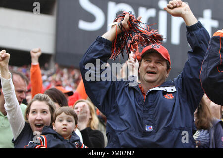 31 décembre 2009 - Tampa, Florida, USA - 1 janvier 2010 : Auburn fans célébrer un touchdown. L'Auburn Tigers ont conduit le nord-ouest à la mi-temps 21-7 Wildcats dans l'Outback Bowl chez Raymond James Stadium de Tampa, Floride. (Crédit Image : © Margaret Bowles/ZUMApress.com) Southcreek/mondial Banque D'Images