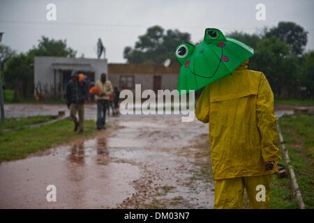 Johannesburg, Afrique du Sud. Dec 10, 2013. Des gens courir sous la pluie - ils ont dû manquer allant à la FNB stadium à cause des fortes pluies, à Onverwacht, le 10 décembre 2013, à Pretoria, Afrique du Sud. Le père de la Nation est décédé paisiblement le soir du 5 décembre 2013 à son domicile à Houghton en famille. Il sera enterré à Qunu pour les funérailles d'État le 15 décembre 2013. Credit : Gallo images/Alamy Live News Banque D'Images