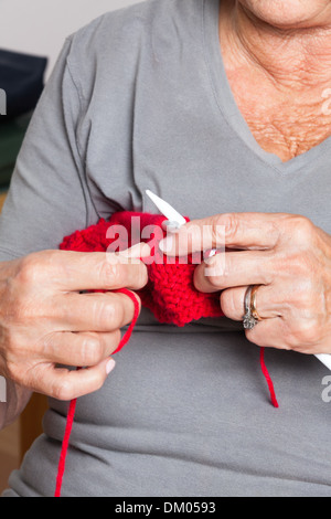 Senior Woman Knitting Banque D'Images