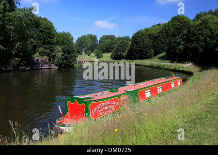 Un grand classique amarré sur la rivière Weaver près de l'ascenseur à Anderton Winnington, Northwich Banque D'Images