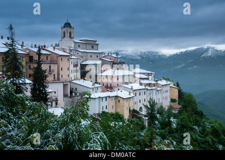 Abeto dans la neige à la fin de mai, Valnerina, Ombrie, Italie Banque D'Images