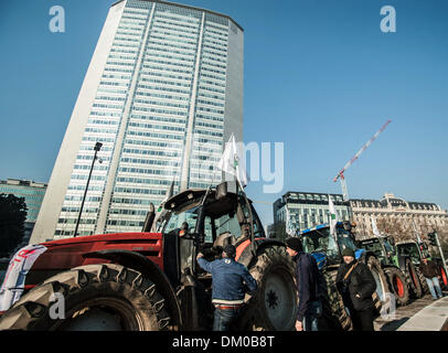 Milan, Italie. 10 décembre 2013. La protestation de la fourche vient dans le centre de Milan avec les agriculteurs et leurs tracteurs qui envahissent la Piazza Duca D'Aosta, siège de la Région Lombardie.Image Crédit : Crédit : Marco/ZUMAPRESS.com/Alamy NurPhoto Aprile/Live News Banque D'Images