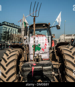 Milan, Italie. 10 décembre 2013. La protestation de la fourche vient dans le centre de Milan avec les agriculteurs et leurs tracteurs qui envahissent la Piazza Duca D'Aosta, siège de la Région Lombardie.Image Crédit : Crédit : Marco/ZUMAPRESS.com/Alamy NurPhoto Aprile/Live News Banque D'Images