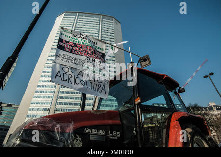 Milan, Italie. 10 décembre 2013. La protestation de la fourche vient dans le centre de Milan avec les agriculteurs et leurs tracteurs qui envahissent la Piazza Duca D'Aosta, siège de la Région Lombardie.Image Crédit : Crédit : Marco/ZUMAPRESS.com/Alamy NurPhoto Aprile/Live News Banque D'Images