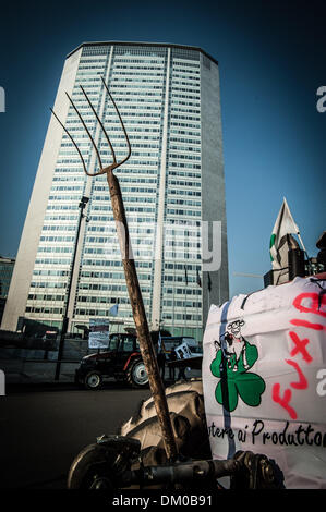 Milan, Italie. 10 décembre 2013. La protestation de la fourche vient dans le centre de Milan avec les agriculteurs et leurs tracteurs qui envahissent la Piazza Duca D'Aosta, siège de la Région Lombardie.Image Crédit : Crédit : Marco/ZUMAPRESS.com/Alamy NurPhoto Aprile/Live News Banque D'Images